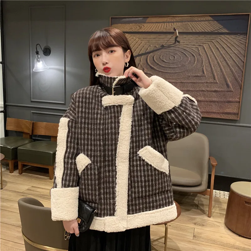 

Новинка, зимнее плотное Женское пальто, свободная клетчатая женская верхняя одежда из овечьей шерсти на молнии, модная повседневная винтаж...