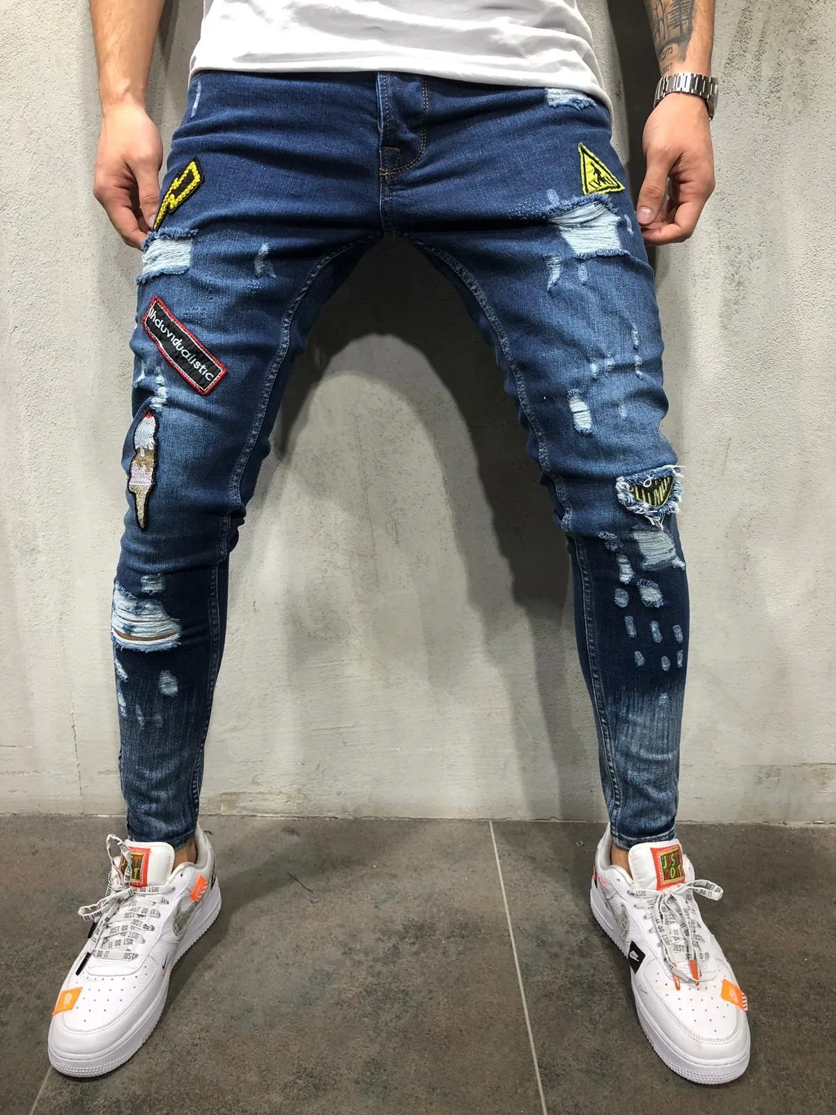

European and American explosions men's hip-hop high-end tight slim pants with holes and new men's badges slim jeans