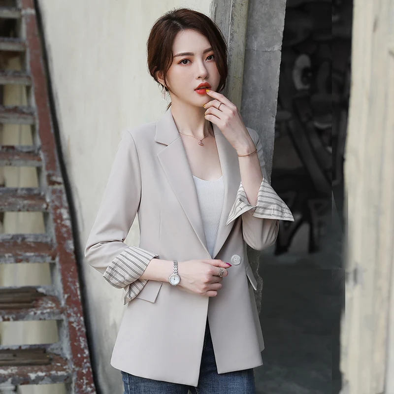 Женский блейзер с карманами длинный рукав надрезом средней длины большие