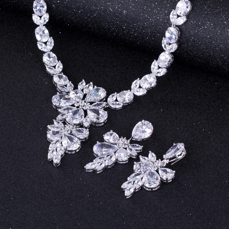 Свадебный комплект из колье и серёг с блестящими цветами кубическим