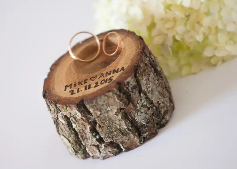 Уличные обручальные кольца с лужайкой свадебные в рустикальном стиле подушкой и