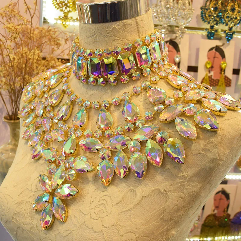 Комплект из колье и серёг с кристаллами