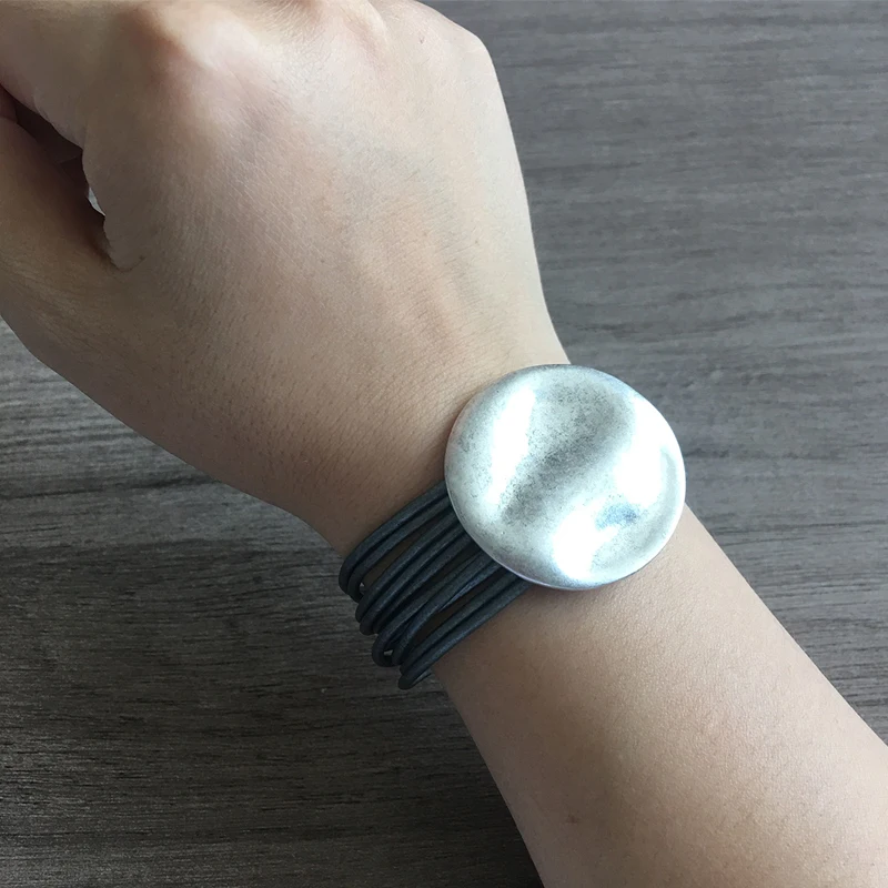 Многослойный кожаный браслет для женщин серебристый круглый с шармами и