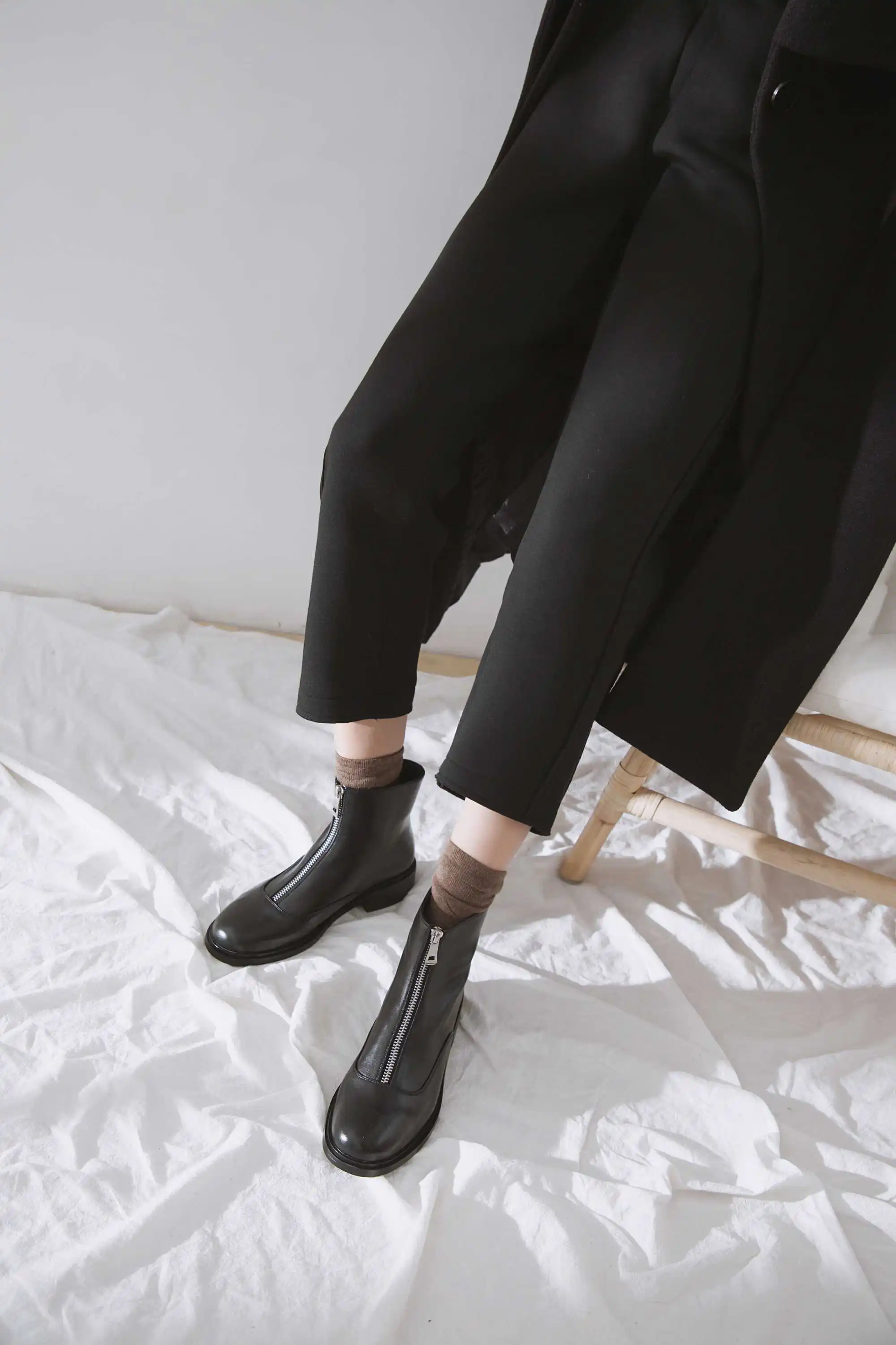 krazing pot winter warm leisure simple style genuine leather solid round toe low heels women fashion Zipper punk ankle boots L00