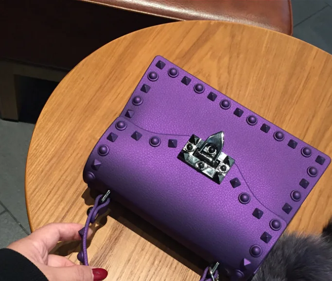 purple Женские сумки из ПВХ с жесткими заклепками, новинка, черные, красные, зеленые, яркие цвета, для молодых девушек, сумки на одно плечо, Брендовые женские сумки через плечо - Цвет: purple
