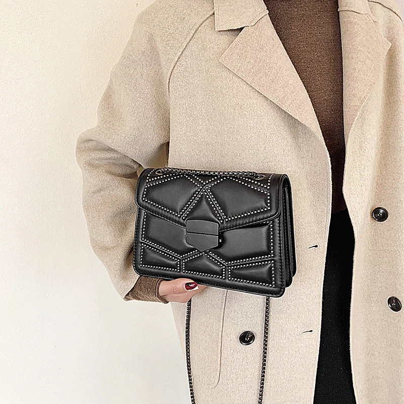Маленькие сумки через плечо с заклепками и цепочкой для женщин Модный мессенджер