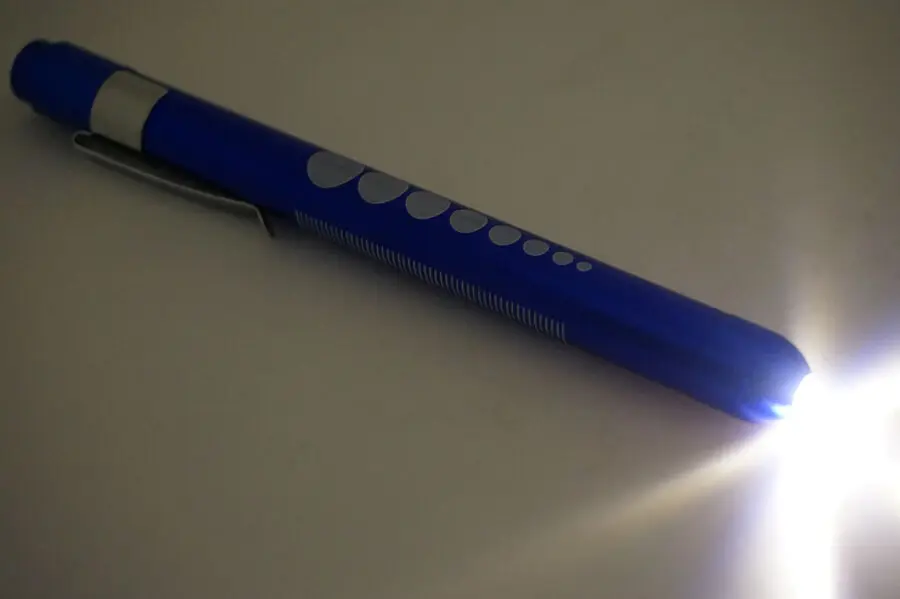 Врача медсестра инфекции диагностический световое перо с светодиодный свет и