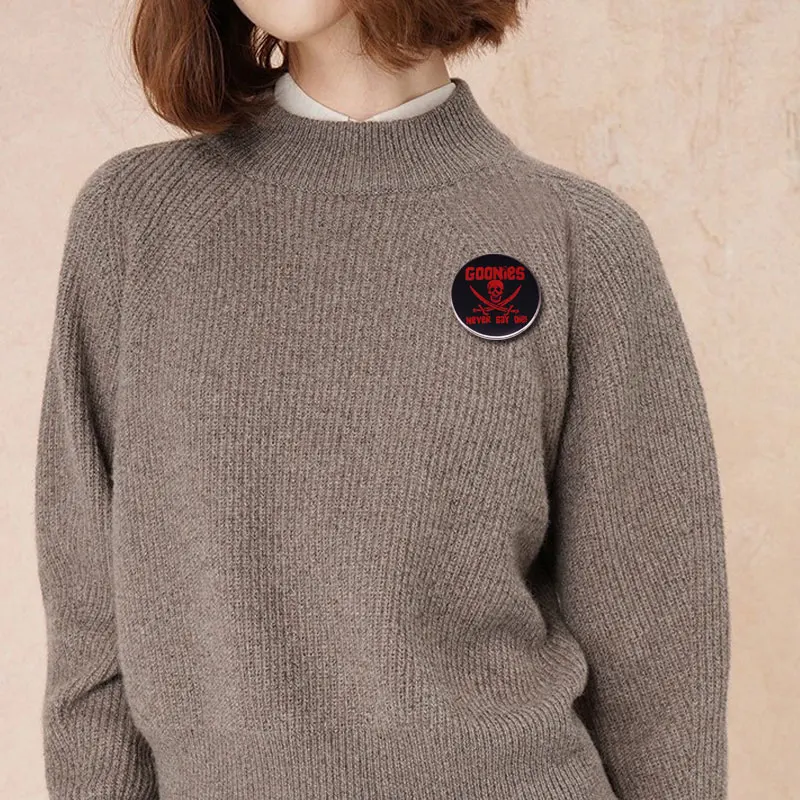 Goоны никогда не говорят штампованная эмалированная булавка группа post-rock из Blackpool