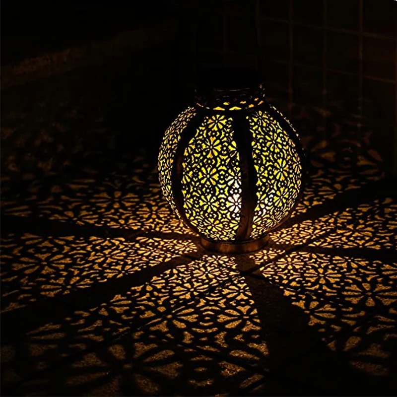 

Retro Metal Lamps Solar Lanterns Waterproof Hollow-Out Design Outdoor Hanging Solar Garden Lamps Decor for Garden Patio Porches