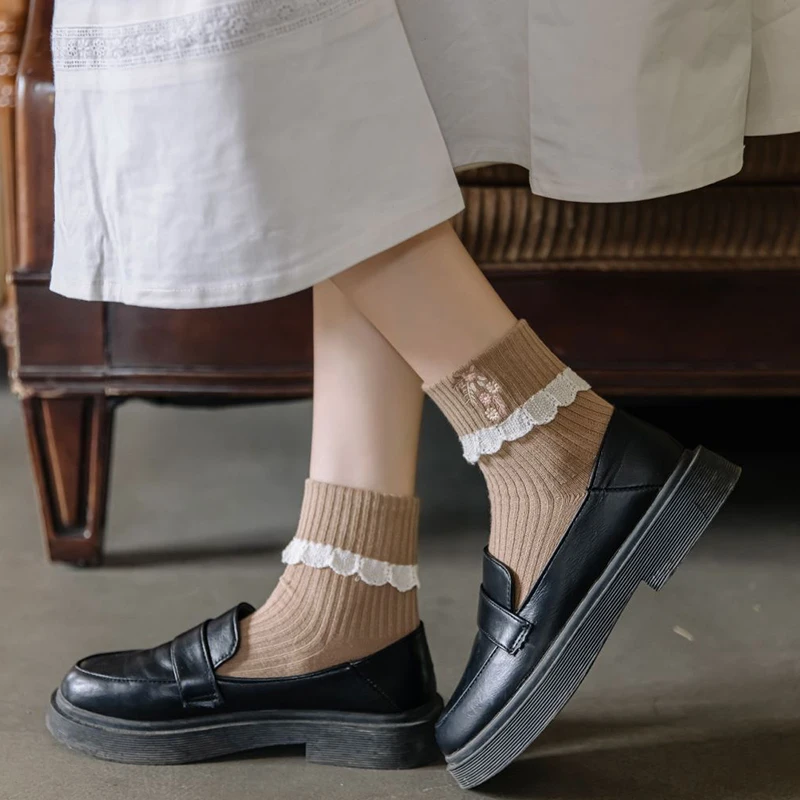 2 Pair Lace Edge Cute Women Socks Fashion Embroidery Flowers Ladies Style Winter Socks Set Vintage Calzini Donna Calcetas Mujer