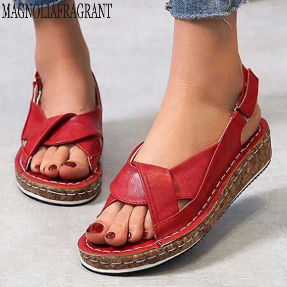 Женские босоножки с ремешком и открытым носком на плоской подошве | Обувь