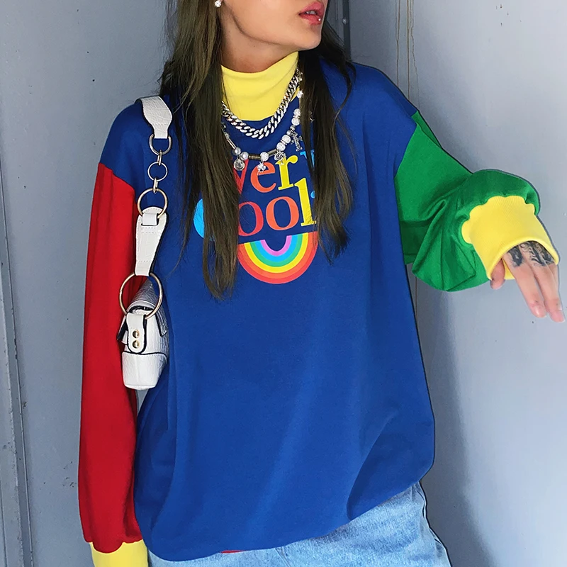 Свитшот женский оверсайз контрастных цветов с радужным принтом и надписью