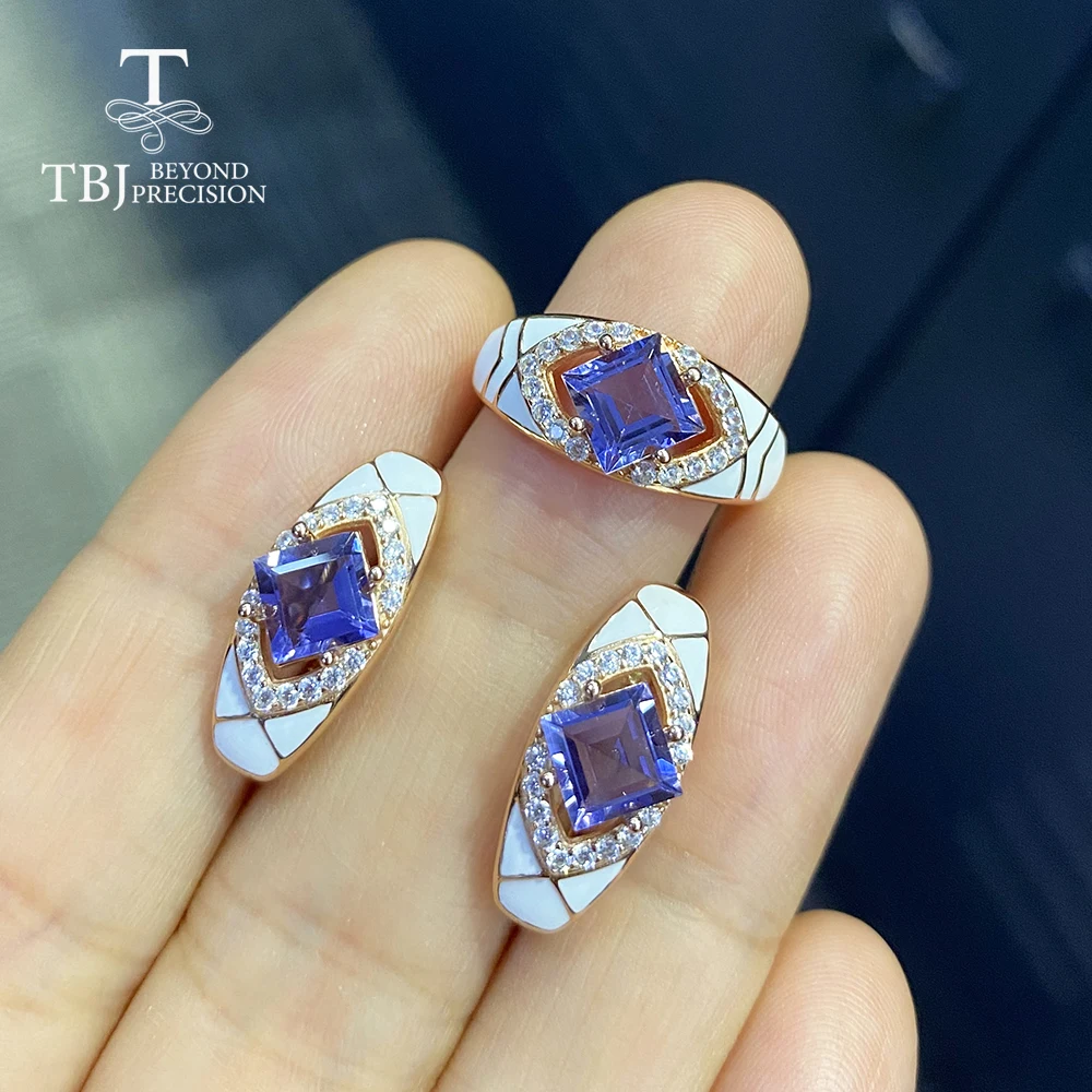 Набор украшений из кольца и сережек с натуральным сапфиром в классическом стиле