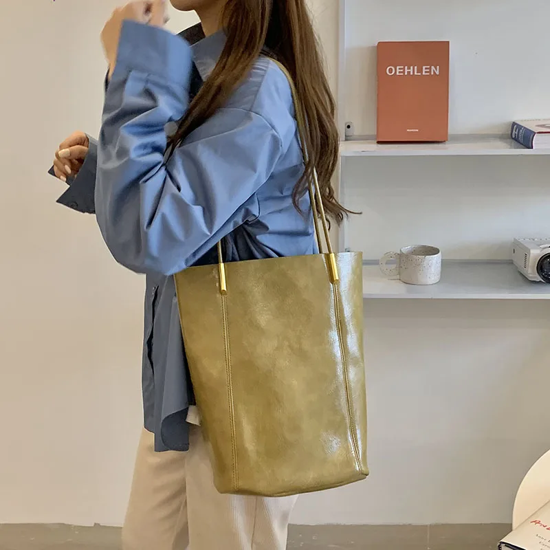 

Simple Ladies Large Capacity Tote Bag Retro Women's Shoulder Bag Niche Design Female Handbag PU Leather Shiny Half Moon Bag