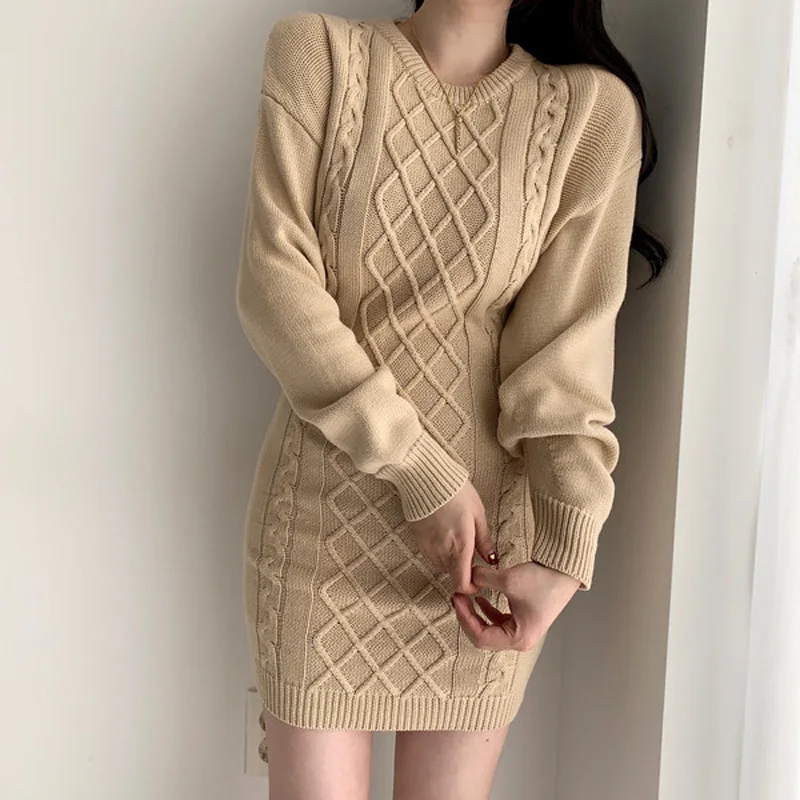 Женское трикотажное платье-свитер с круглым вырезом и открытой спиной | Женская