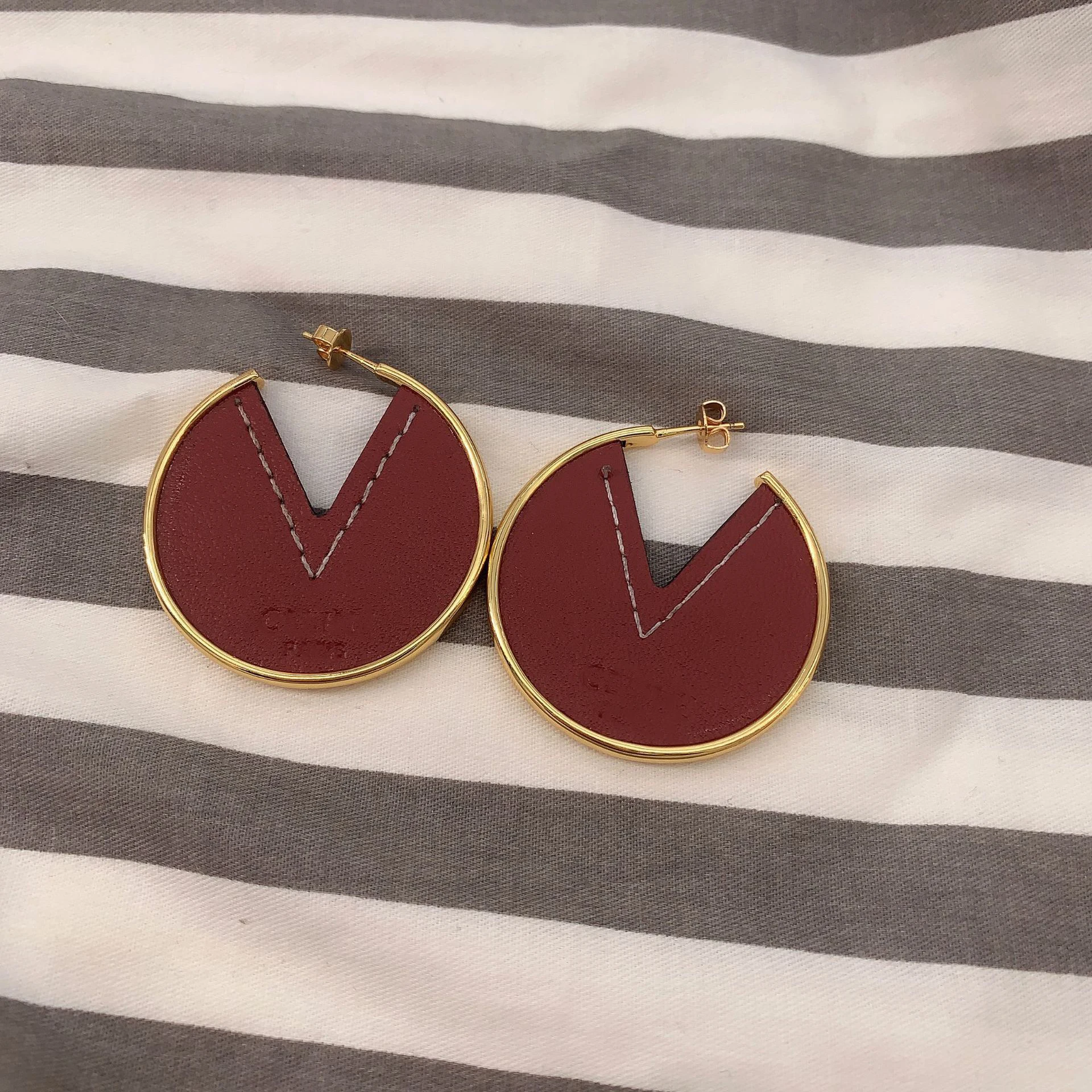 

Retro hipster hand-sewn round leather concave shape earrings for women