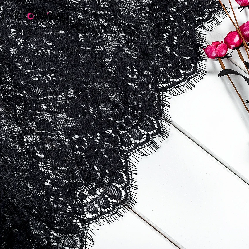 Пижамный комплект Женский атласный на тонких бретельках с цветочным кружевом |