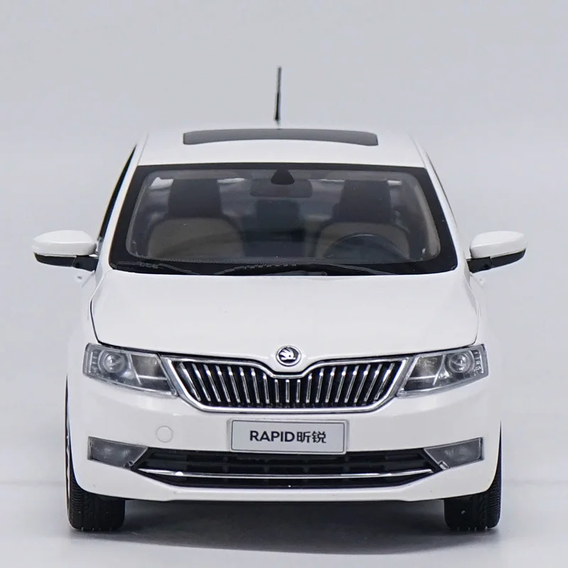 Оригинальные заводские литые под давлением 1/18 Skoda Rapid 2018 Литые металлические