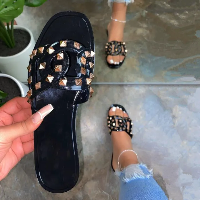 

Новинка весна-лето 2020 кожаные Нескользящие женские пляжные тапочки с заклепками на плоской подошве прочные сандалии для дома модные Универ...