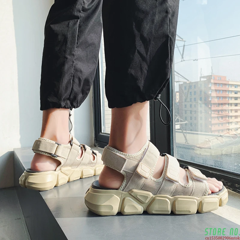 

Мужские сандалии, новинка 2021, модные трендовые шлепанцы, Спортивная дышащая пляжная обувь для отдыха, нескользящая повседневная обувь на мя...