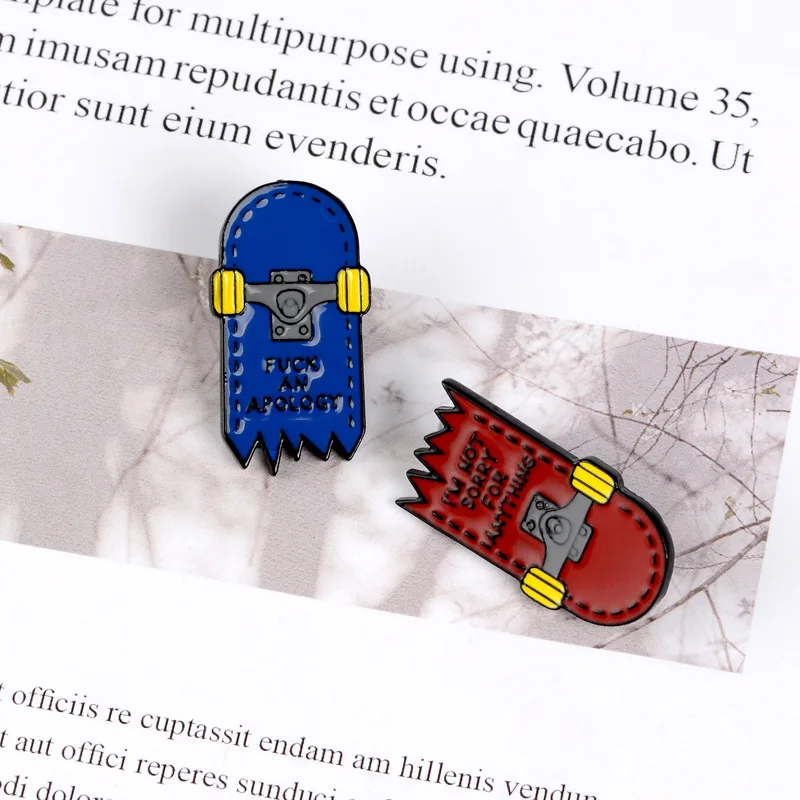 Сломанной скейтборд красные синие спортивные пропускающие воздух эмалевая