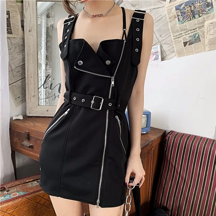 Женское платье на бретельках без рукавов мини в клетку с открытыми плечами