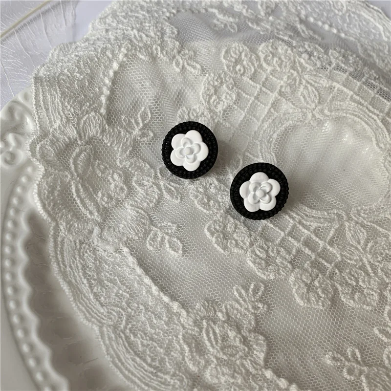 

Fashion Geometric Black Round Stud Earrings for Women Girl Temperament Minimalist White Flower Clip On Earring Jewelry