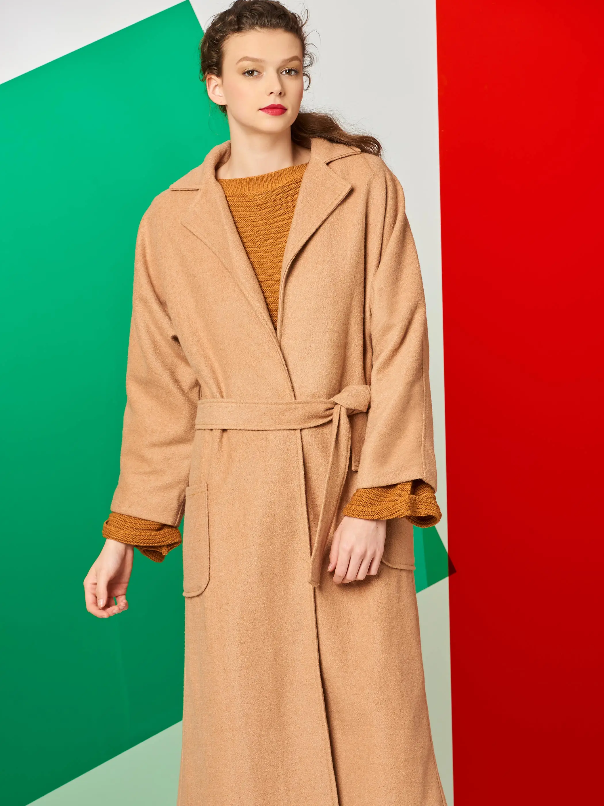 Женское длинное шерстяное пальто элегантное однотонное офисное с лацканами