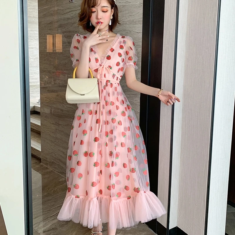 

Vestido con fresas de manga larga acampanada, cuello en V