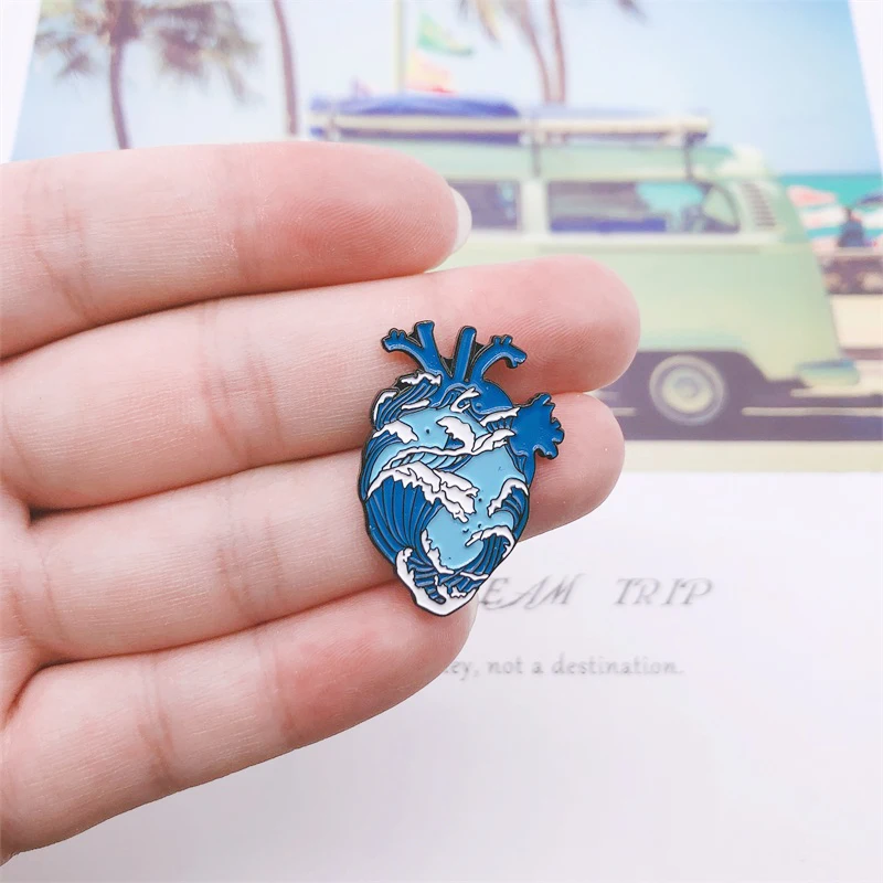 Эмалированная брошь в форме сердца креативная скелета Морской спрей самолет Кит