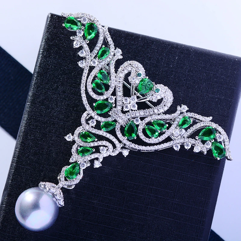 Broches elegantes de Zirconia cúbica doble cisne para mujer, broche de perlas de diamantes de imitación de cristal verde, Pin de insignia de animales, joyería hermosa