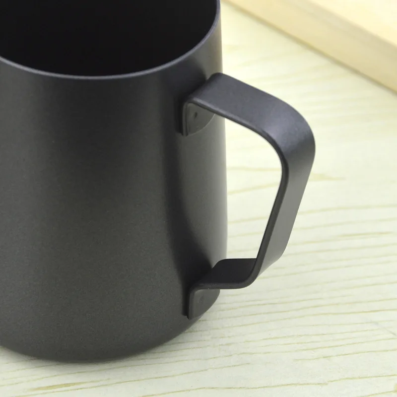 Черный кувшин из нержавеющей стали с антипригарным покрытием для взбивания
