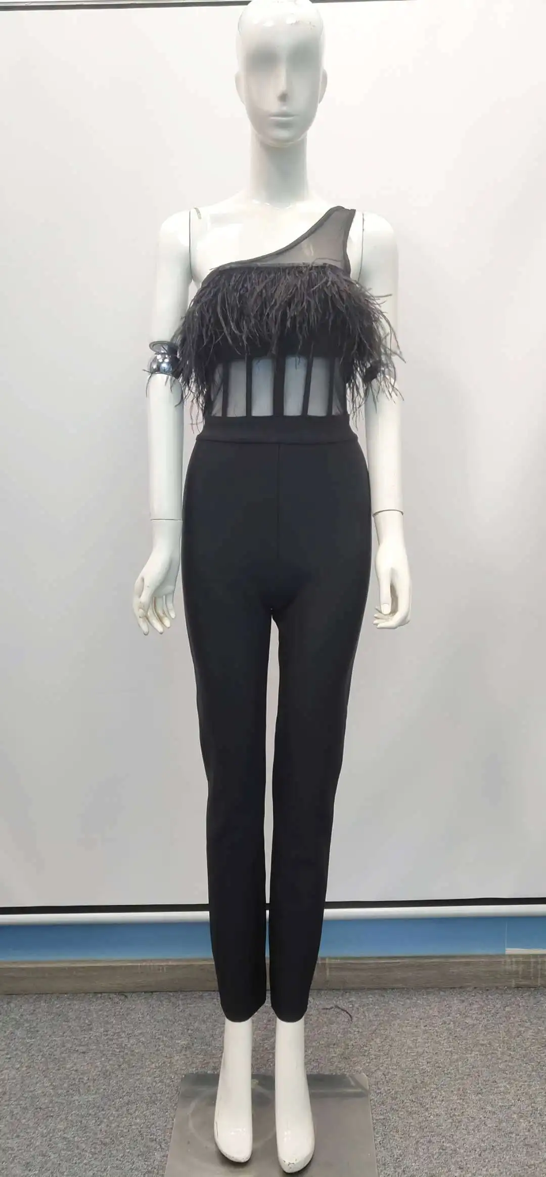 

Sexy one shoulder feather chest wrapped Jumpsuit