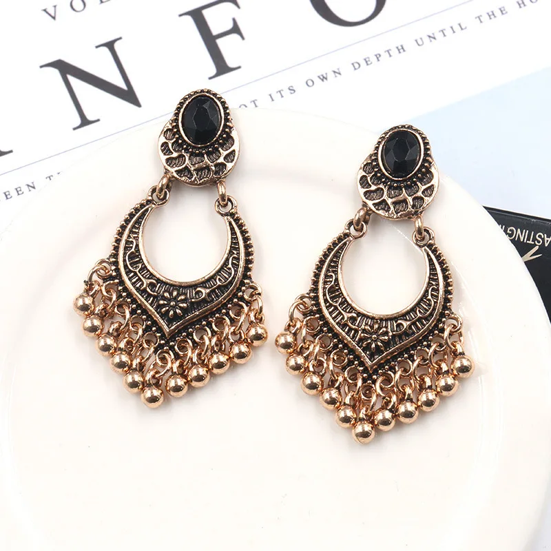 Женские серьги с кисточками и маленькими колокольчиками в европейском