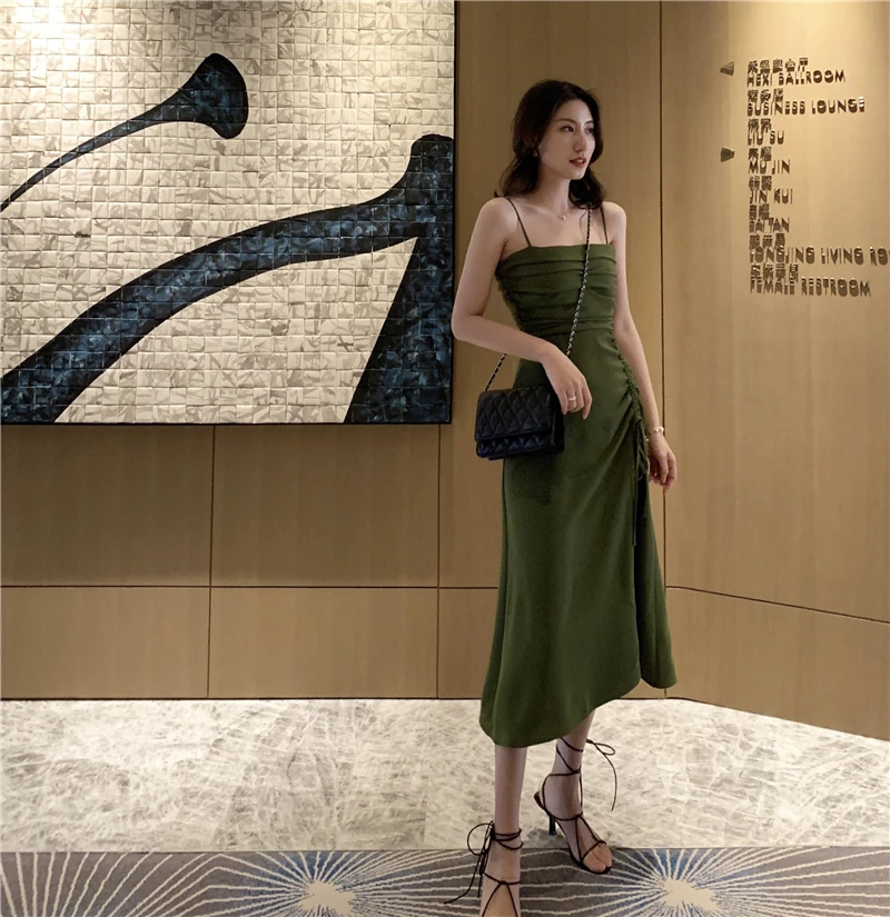 Женское летнее облегающее платье на тонких бретельках зеленое нестандартное