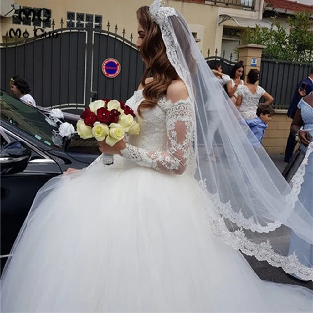 Элегантное свадебное платье с открытыми плечами длинным рукавом и аппликацией