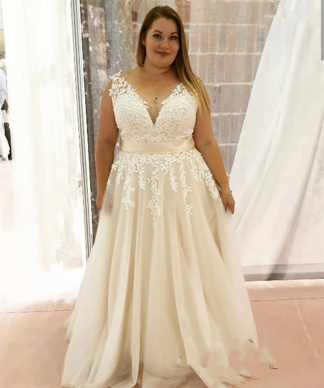 

Plus Size A Line Wedding Dress Appliques Lace Sleeveless V-Neck Floor Length Tulle Bridal Gowns Tank Bride Country Beach Dresses