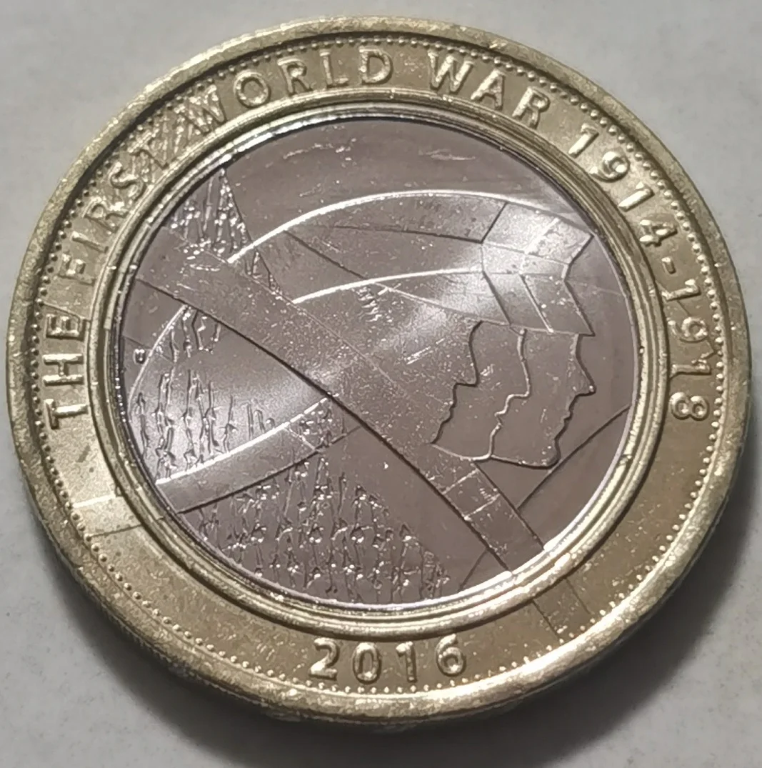 Europa 100. Памятные монеты Англии. Великобритания 2 фунта щит. 2 Фунта 2015 г Королевский флот. 2 Фунта монета Великобритания на столе.