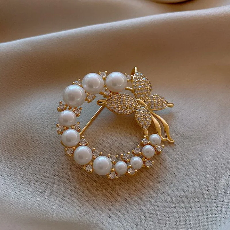 

Gold Imitation Pearl Classic Butterfly Brooches for Lady Exquisite Round Hollow Rhinestone Fashion Pin Buckle Jewelry Wholesale