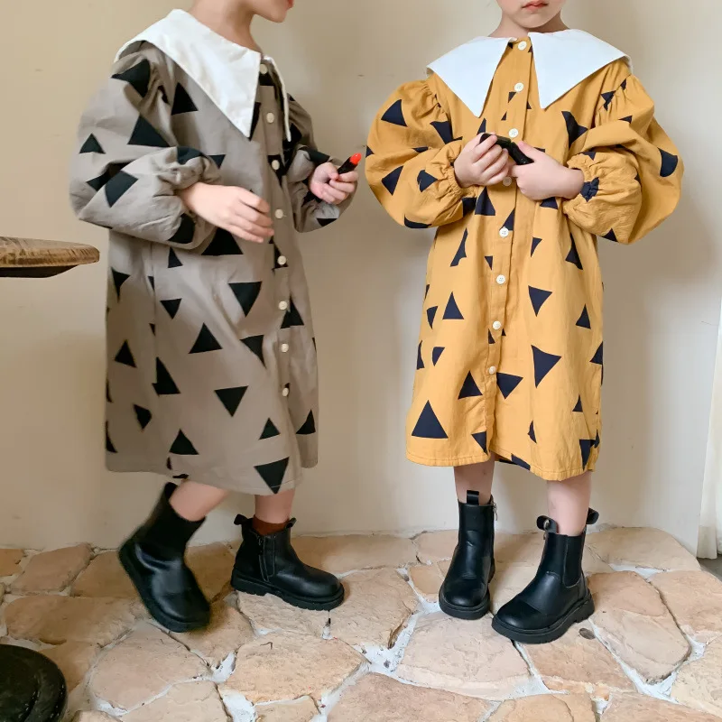 Модное платье с пышными рукавами треугольным принтом и матросским воротником