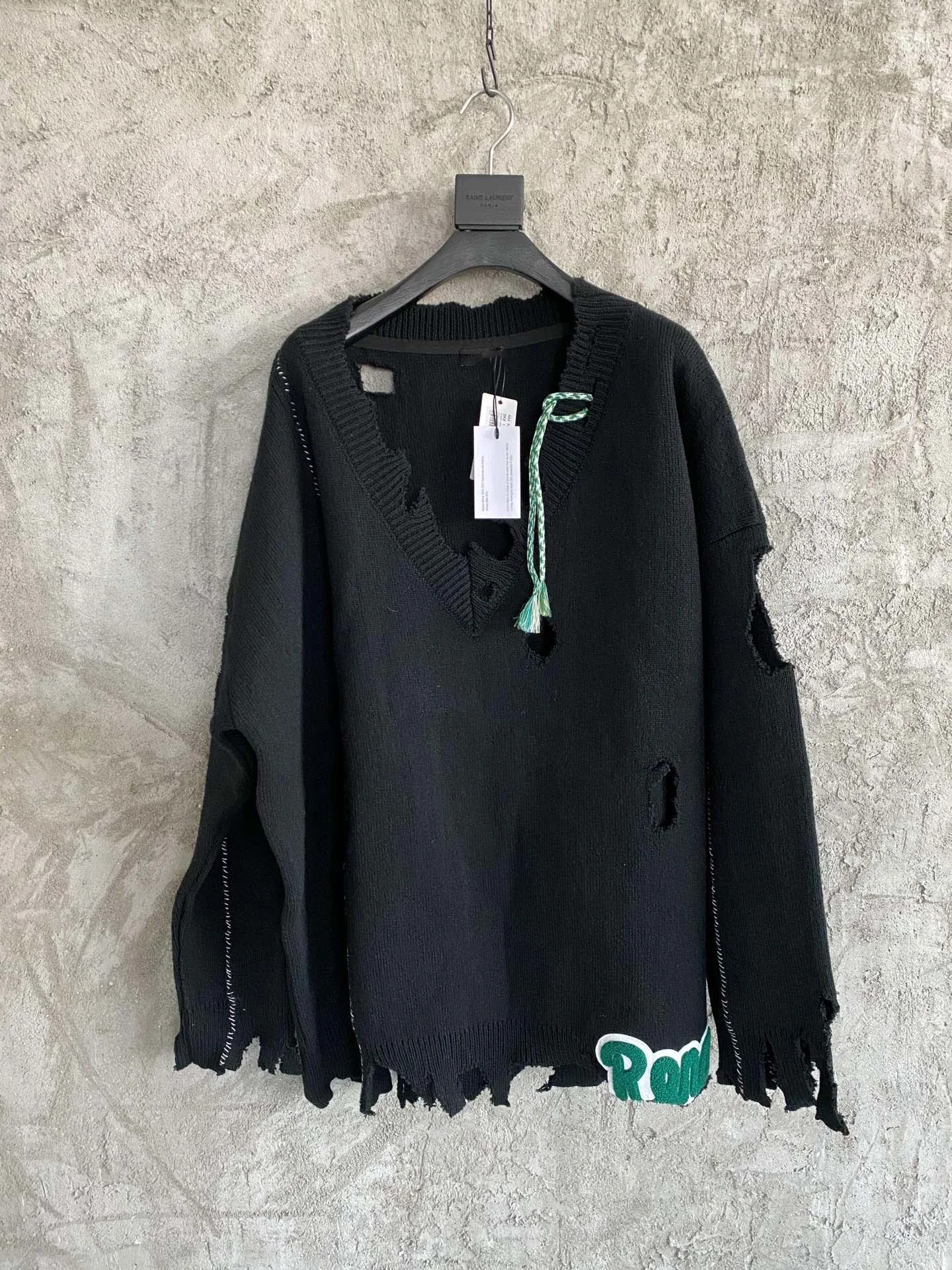 

Мужской Свитер оверсайз с треугольным вырезом