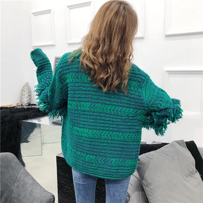 Женский толстый кардиган теплый темно зеленый с кисточками и бусинами