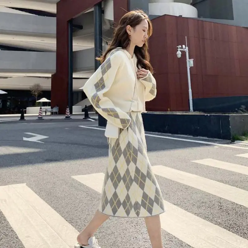 

Qiu dong outfit sweater restoring ancient ways of small sweet wind matchs skirt two sets of nifty plaid sweater knit suit female