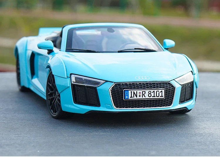 Оригинальный авторизованный оригинальный 1/18 масштаб Audi R8 V10 plus Новый литой под