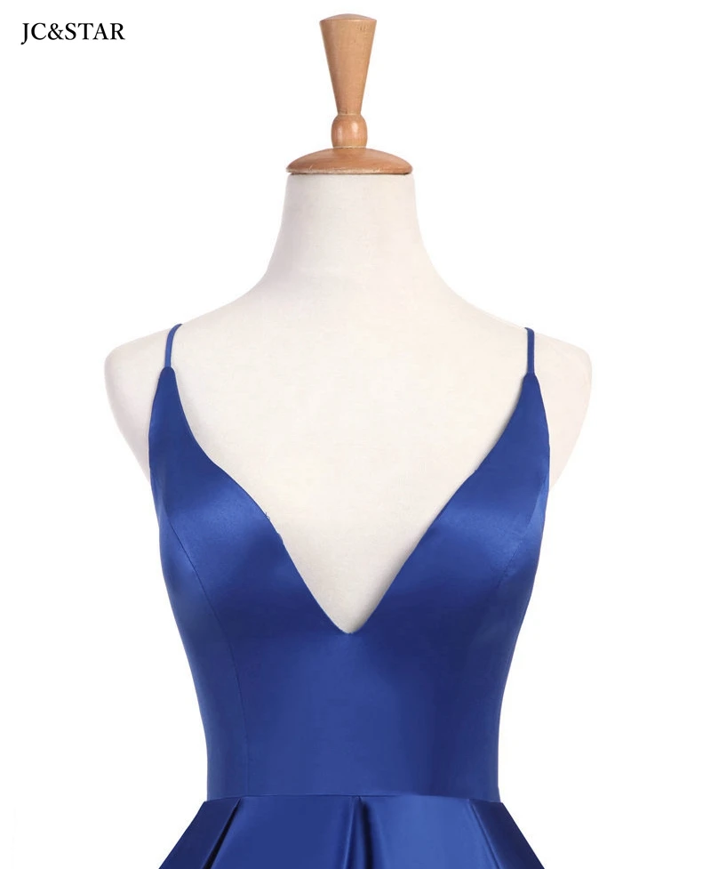 Женское атласное платье на тонких бретельках с открытой спиной и глубоким