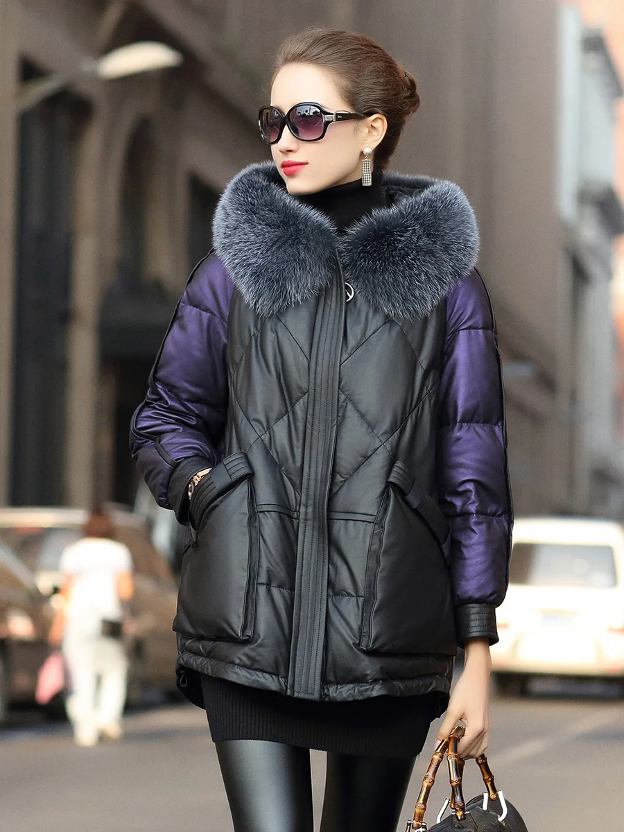 Женская зимняя куртка из натуральной кожи с воротником лисьего меха белая