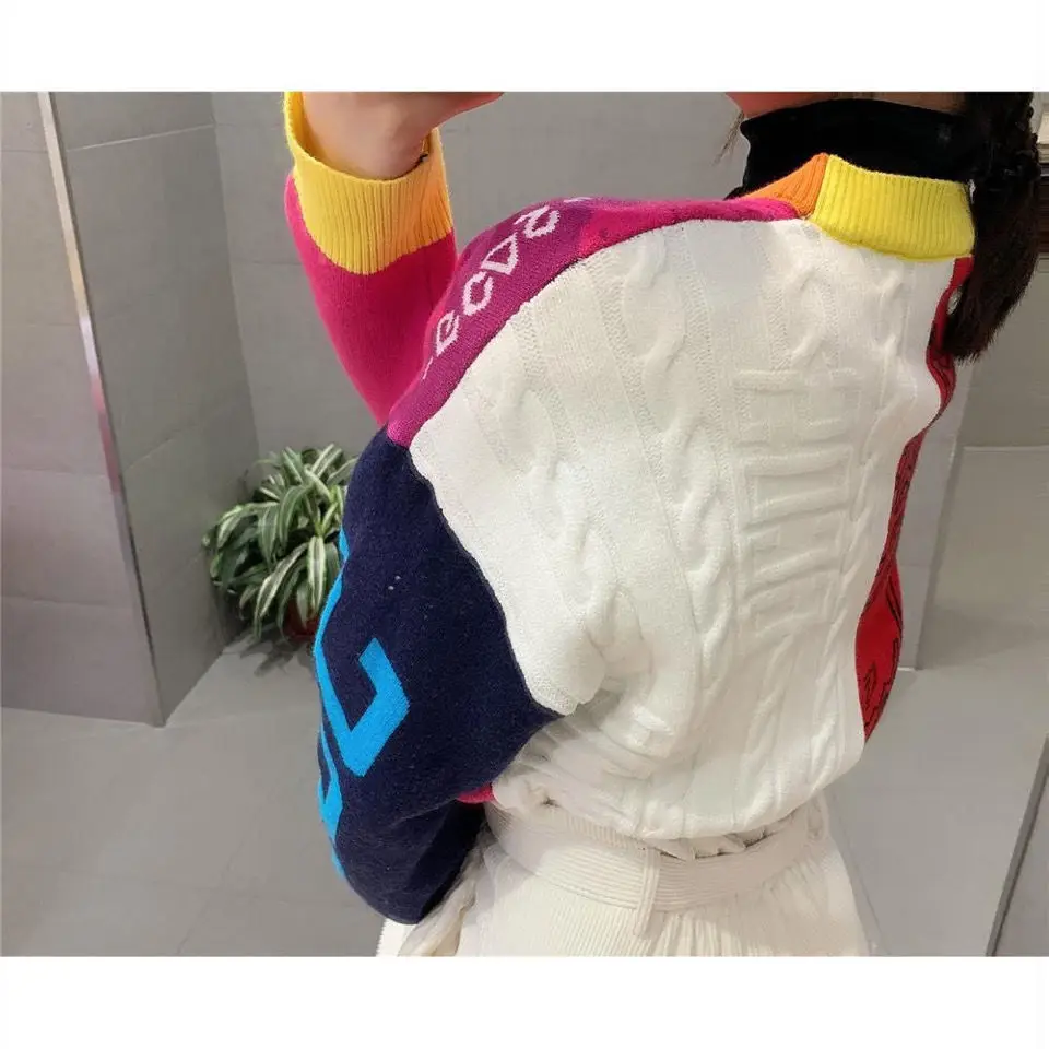 

UVRCOS Autumn And Winter 2021 New High-End Fashion Leopard Pattern Stitching Contrast Temperament V-Neck Thin Knitted Cardigan