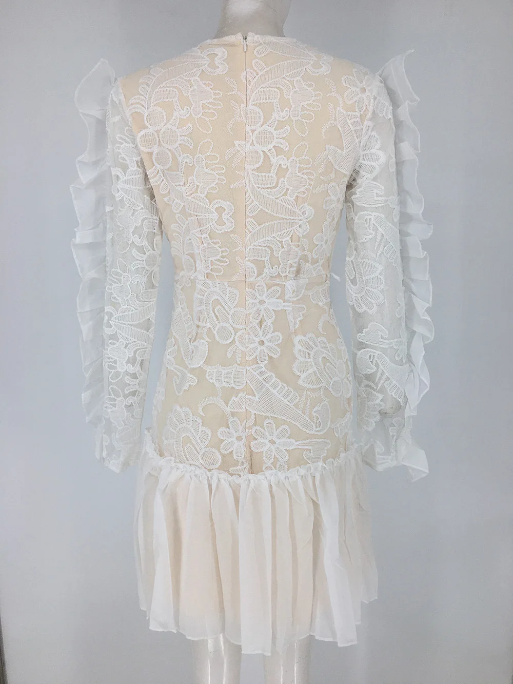 Женское платье в богемном стиле элегантное мини с длинным рукавом v-образным