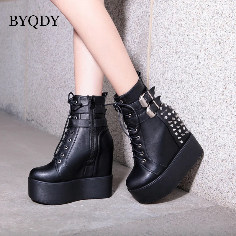 

Женские ботинки на шнуровке BYQDY, Черные ботильоны на высокой платформе, с круглым носком, с металлическими заклепками, размер 35-39, увеличиваю...