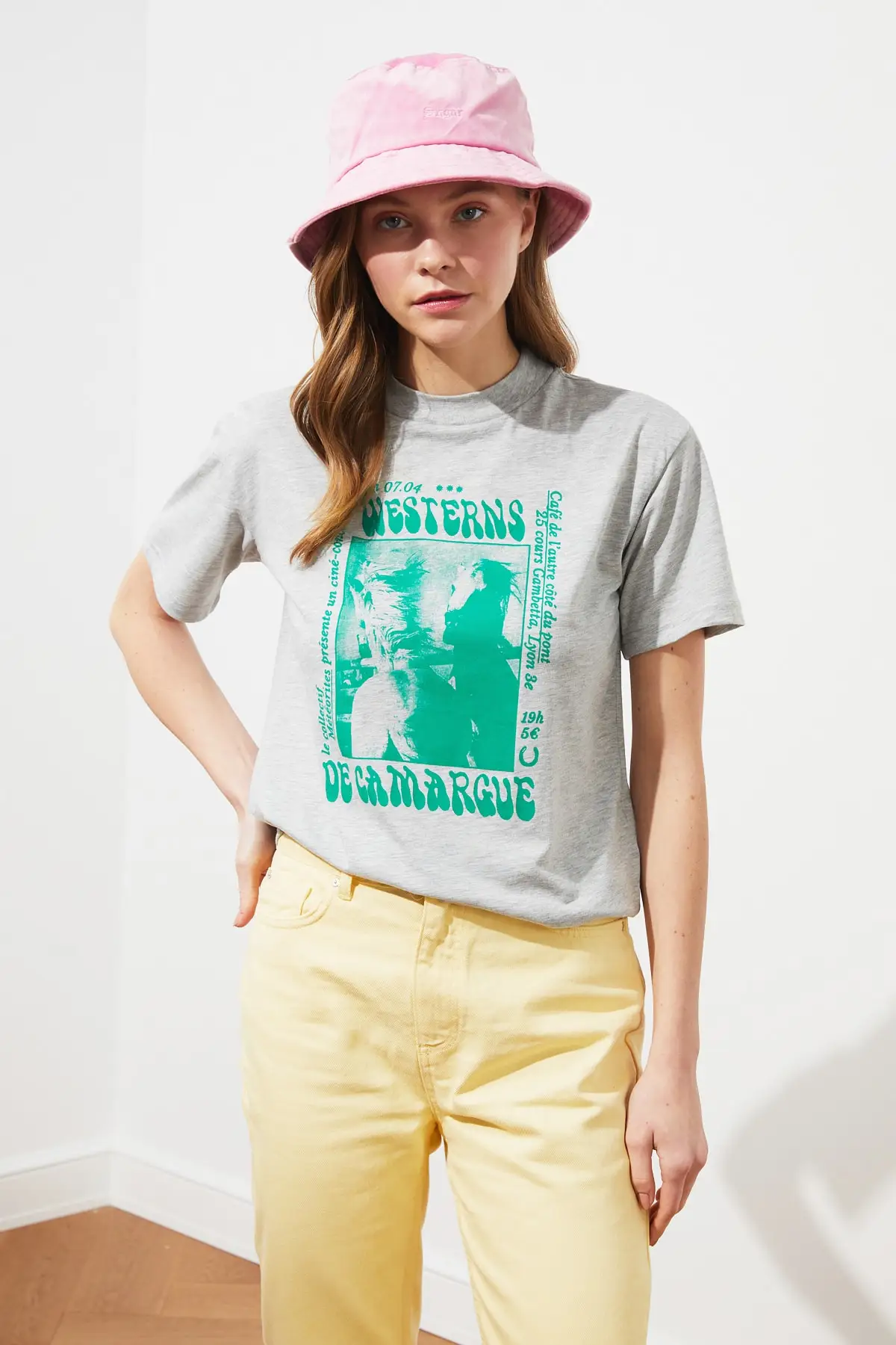 

Базовая Трикотажная футболка с принтом трендового цвета TWOSS21TS1601